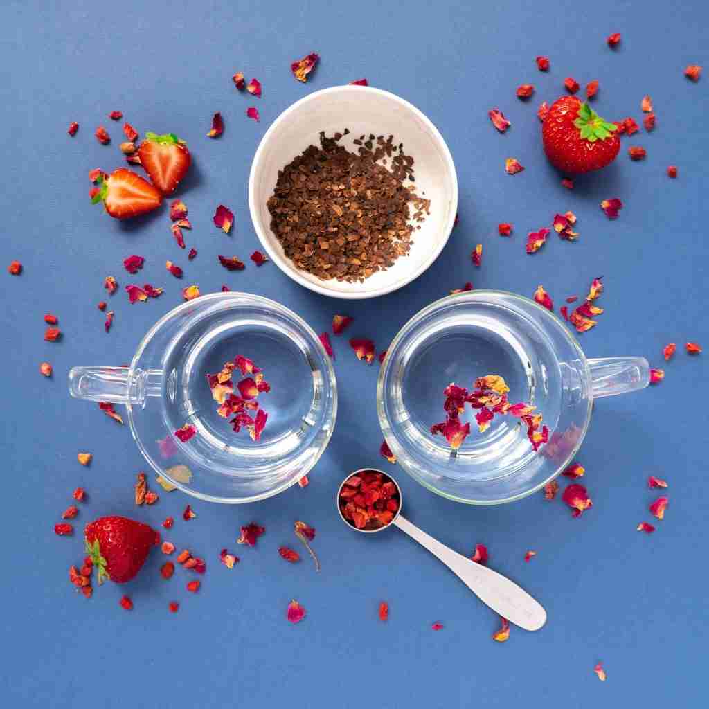 Aardbeienthee met cacaodoppen en rozenblaadjes